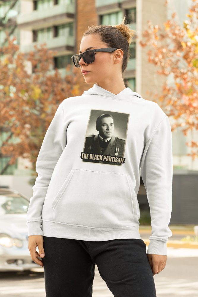 Josef Serinek (The Black Partisan) organická mikina s kapucí