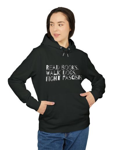 Read books. Walk dogs. Fight fascists. organická mikina s kapucí