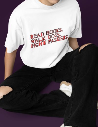 Read books. Walk dogs. Fight fascists. unisex organické tričko