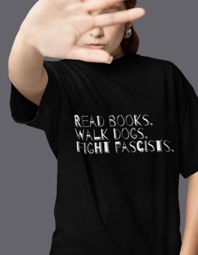 Read books. Walk dogs. Fight fascists. unisex organické tričko