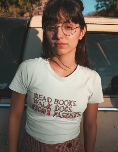 Read books. Walk dogs. Fight fascists. dámské tričko