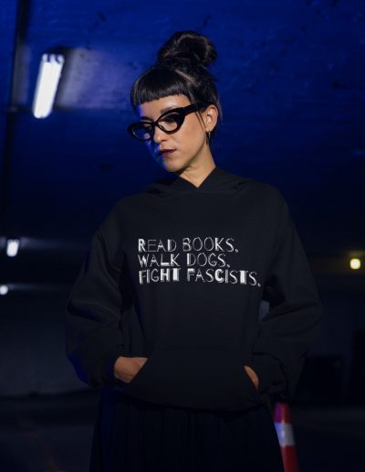 Read books. Walk dogs. Fight fascists. dámská mikina